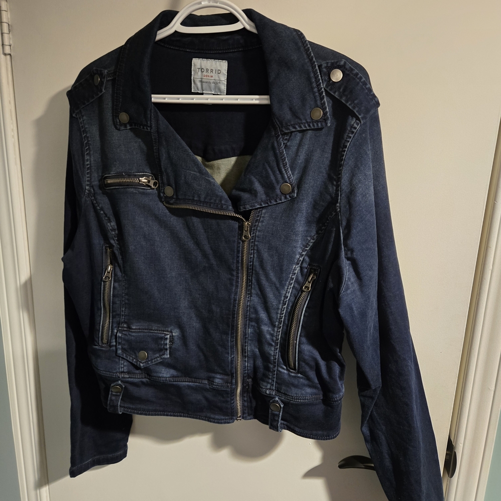 Torrid - Cropped Denim Jacket - Size 2X (Runs Small) - Like New